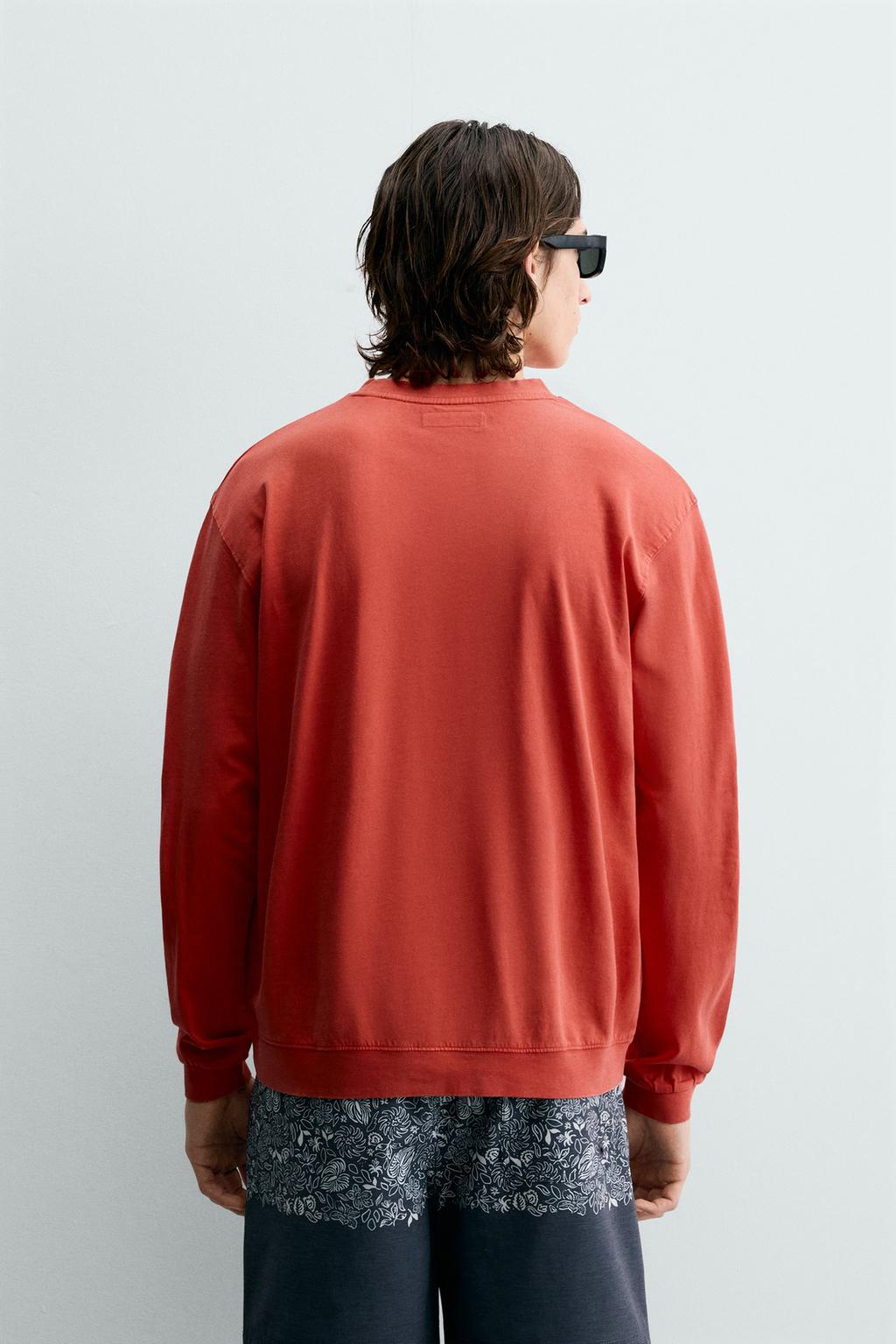 ТОЛСТОВКА С КРУГЛЫМ ВЫРЕЗОМ И ЭФФЕКТОМ ПОТЕРТОСТИ