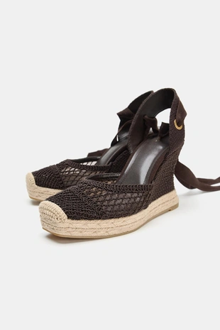 Босоножки на танкетке с изогнутым каблуком- Заказать в России