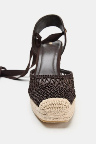 Босоножки на танкетке с изогнутым каблуком- Заказать в России