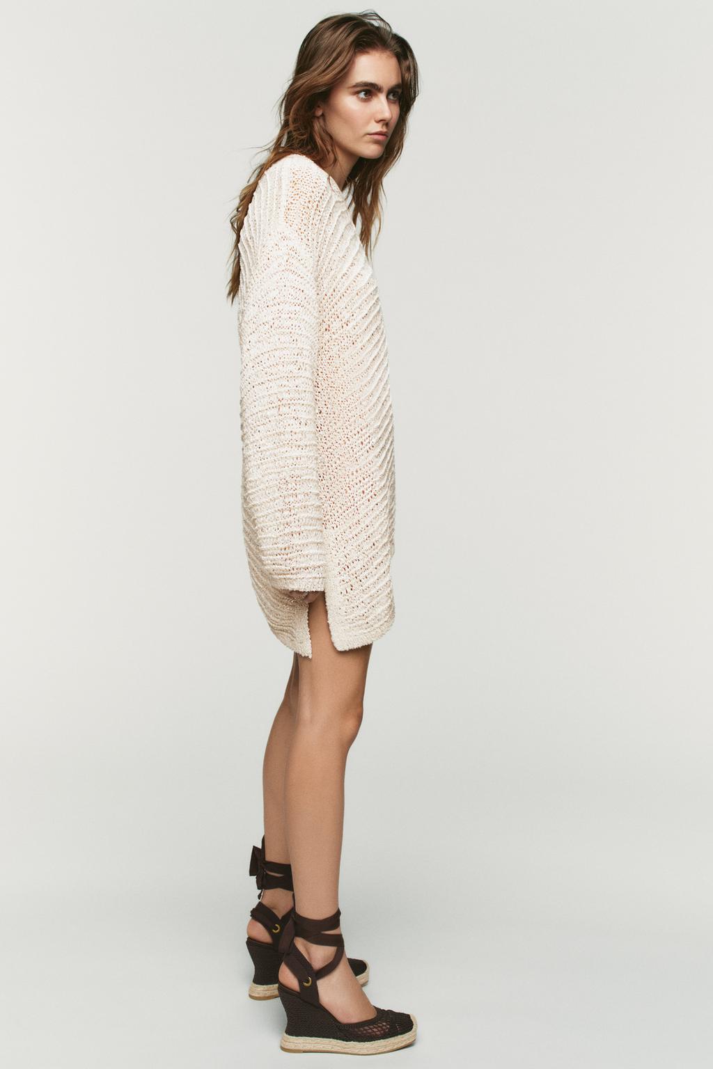 БОСОНОЖКИ НА ТАНКЕТКЕ С ИЗОГНУТЫМ КАБЛУКОМ