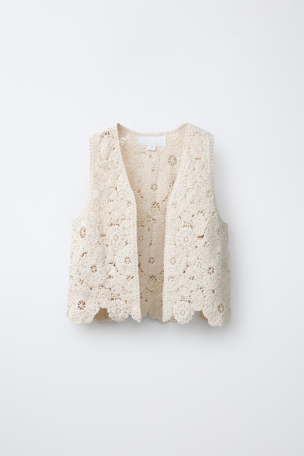 ВЯЗАНЫЙ ЖИЛЕТ С ЦВЕТАМИ КРОШЕ И БУСИНАМИ