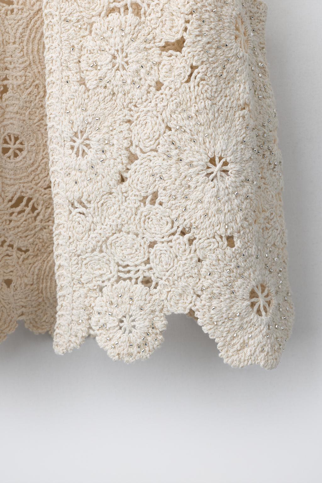 ВЯЗАНЫЙ ЖИЛЕТ С ЦВЕТАМИ КРОШЕ И БУСИНАМИ