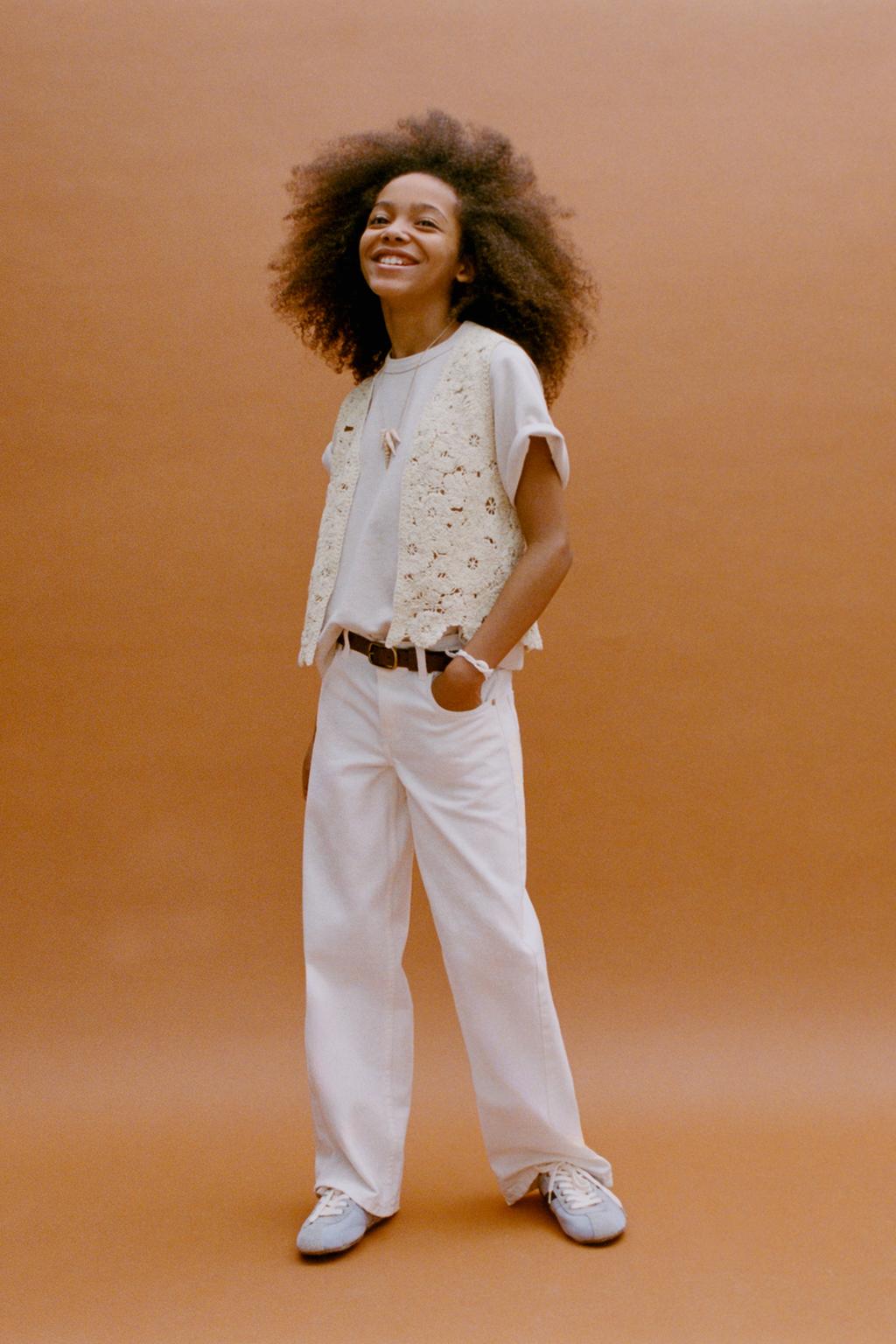 ВЯЗАНЫЙ ЖИЛЕТ С ЦВЕТАМИ КРОШЕ И БУСИНАМИ