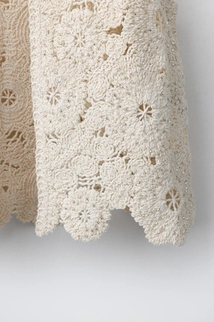 Вязаный жилет с цветами кроше и бусинами- Заказать в России