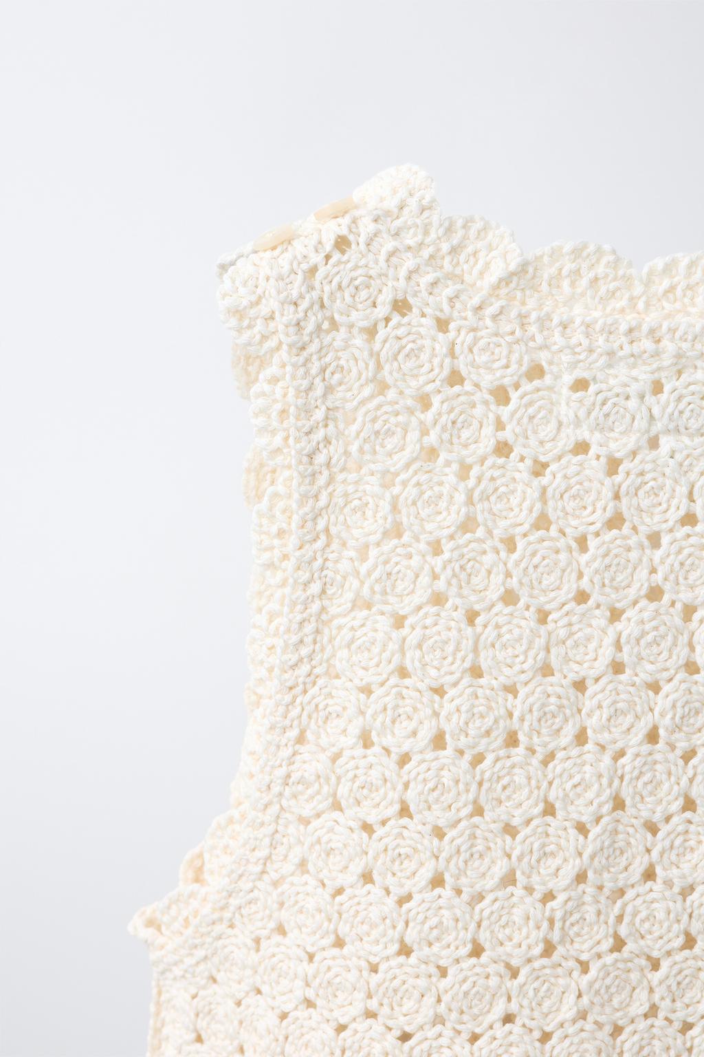 ВЯЗАНЫЙ КРОП-ТОП ИЗ КРУЖЕВА КРОШЕ С УЗОРОМ «СЕРДЦЕ»