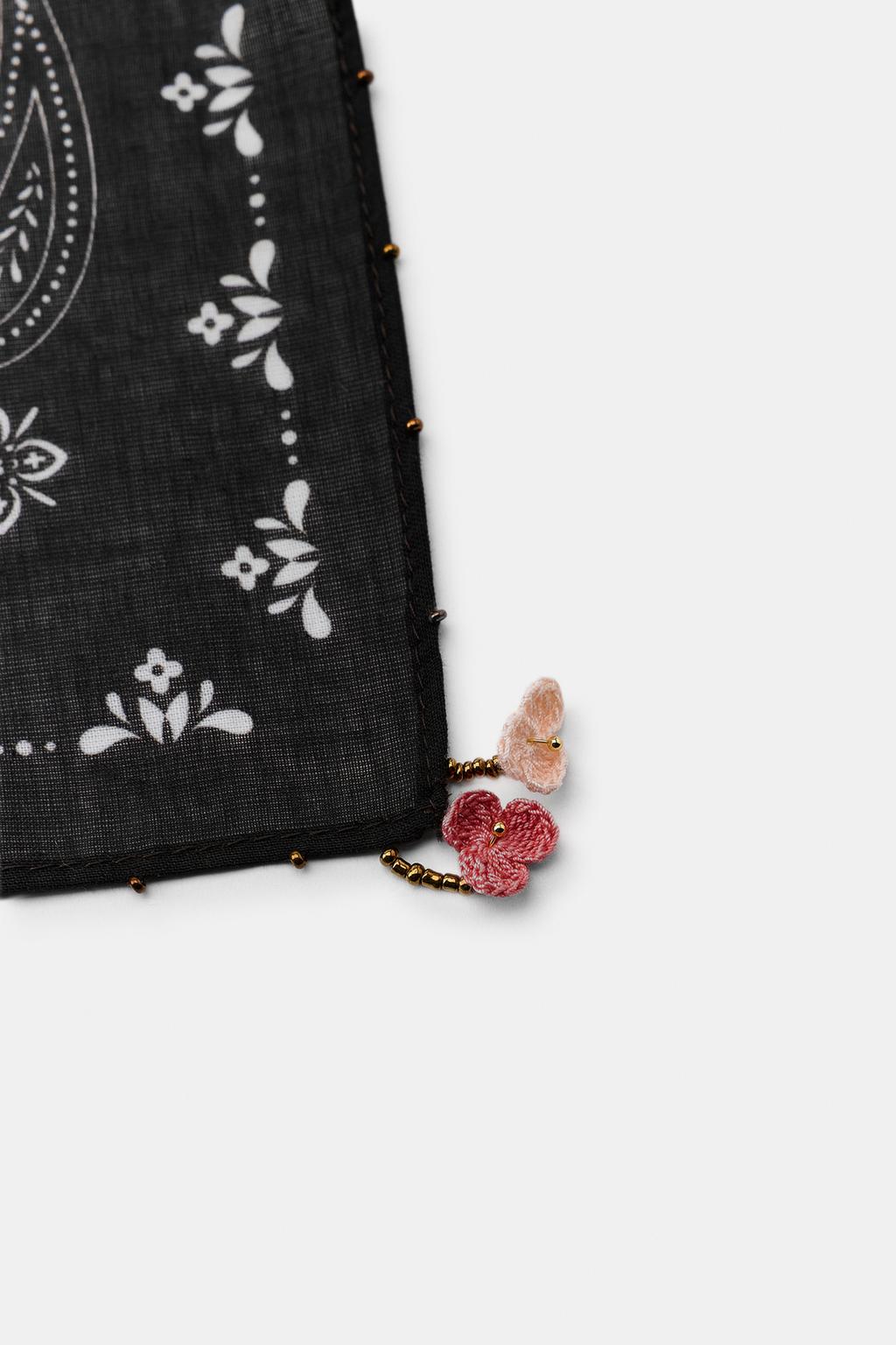 ПЛАТОК С ПРИНТОМ ПЕЙСЛИ, БИСЕРОМ И ЦВЕТАМИ