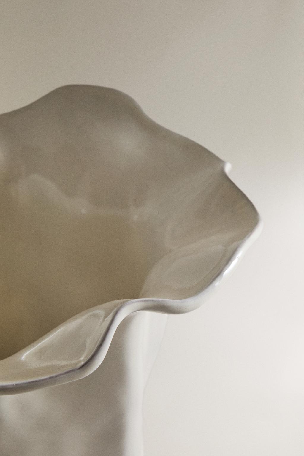 Блестящая волнистая глиняная ваза