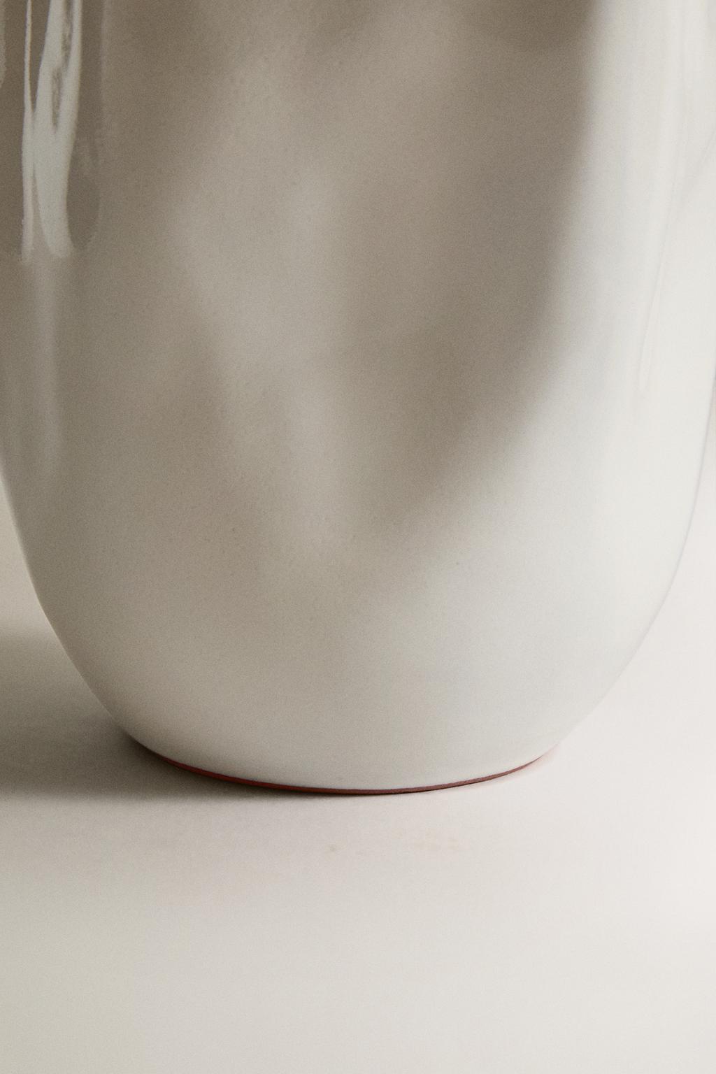 Блестящая волнистая глиняная ваза