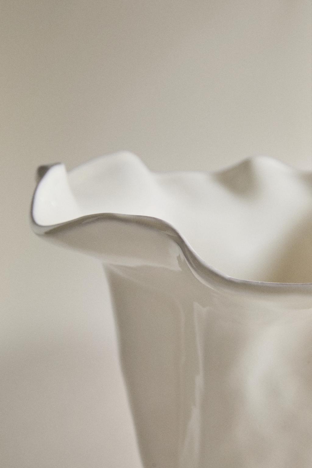 Блестящая волнистая глиняная ваза