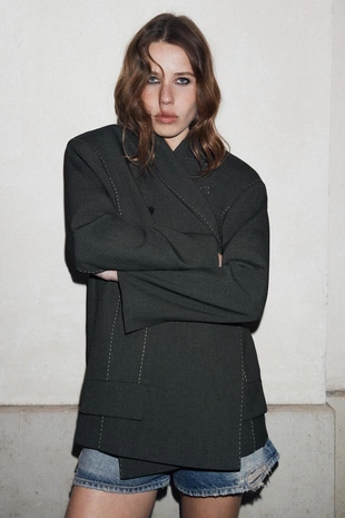 Блейзер оверсайз с контрастной строчкой- Заказать в России