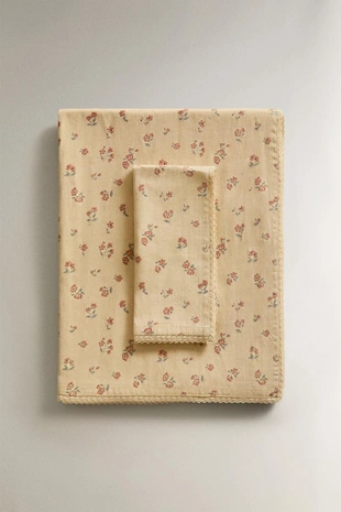 Скатерть с ромашками и кружевной отделкой- Заказать в России