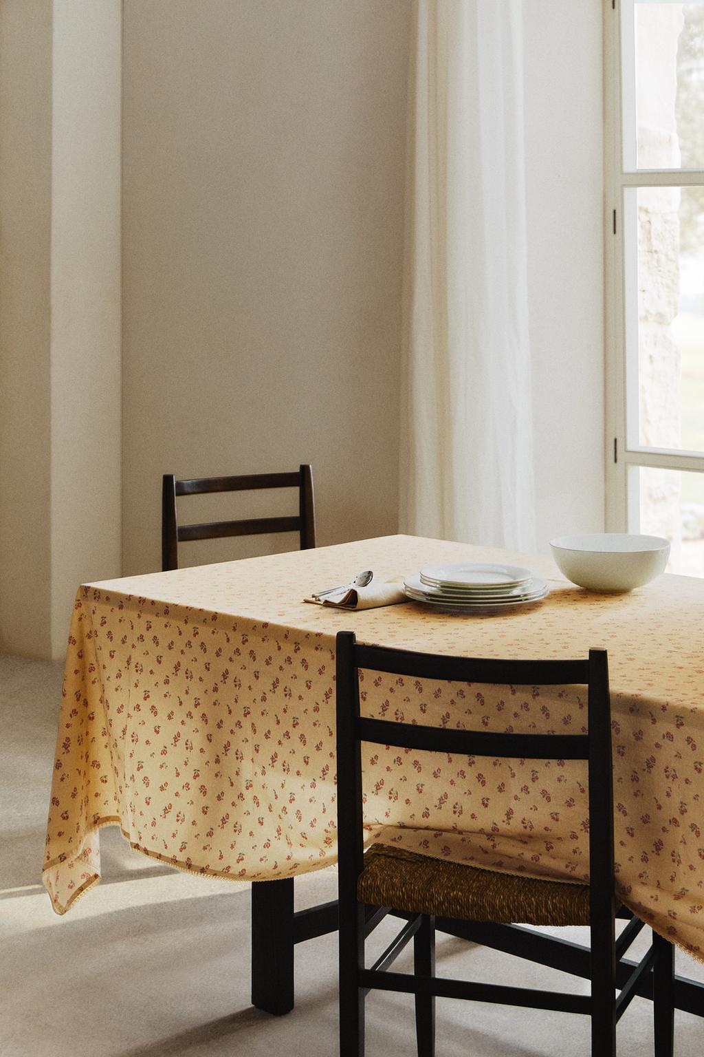 Скатерть с ромашками и кружевной отделкой