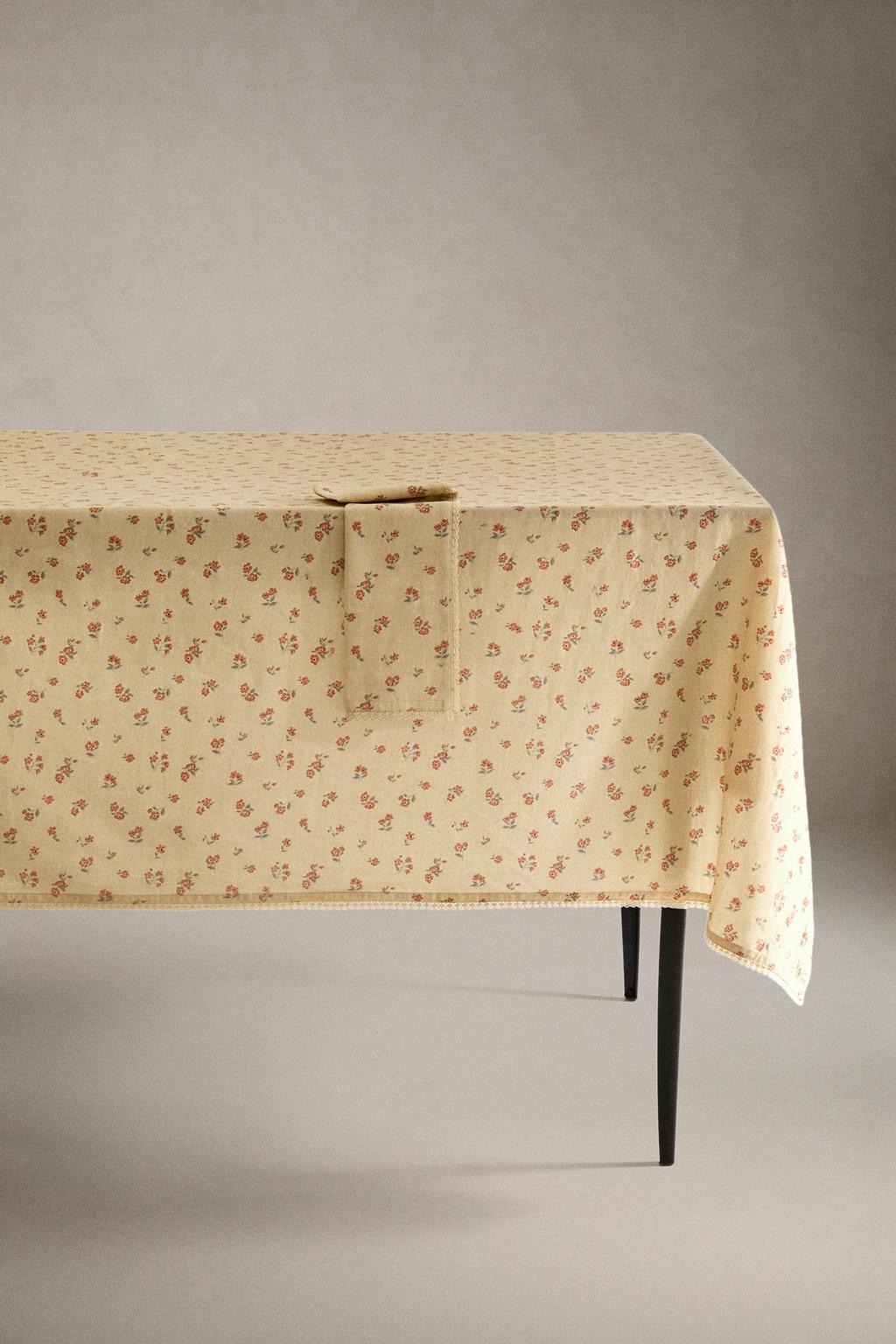 Скатерть с ромашками и кружевной отделкой