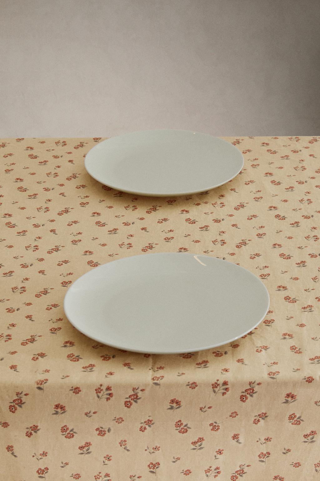 Скатерть с ромашками и кружевной отделкой