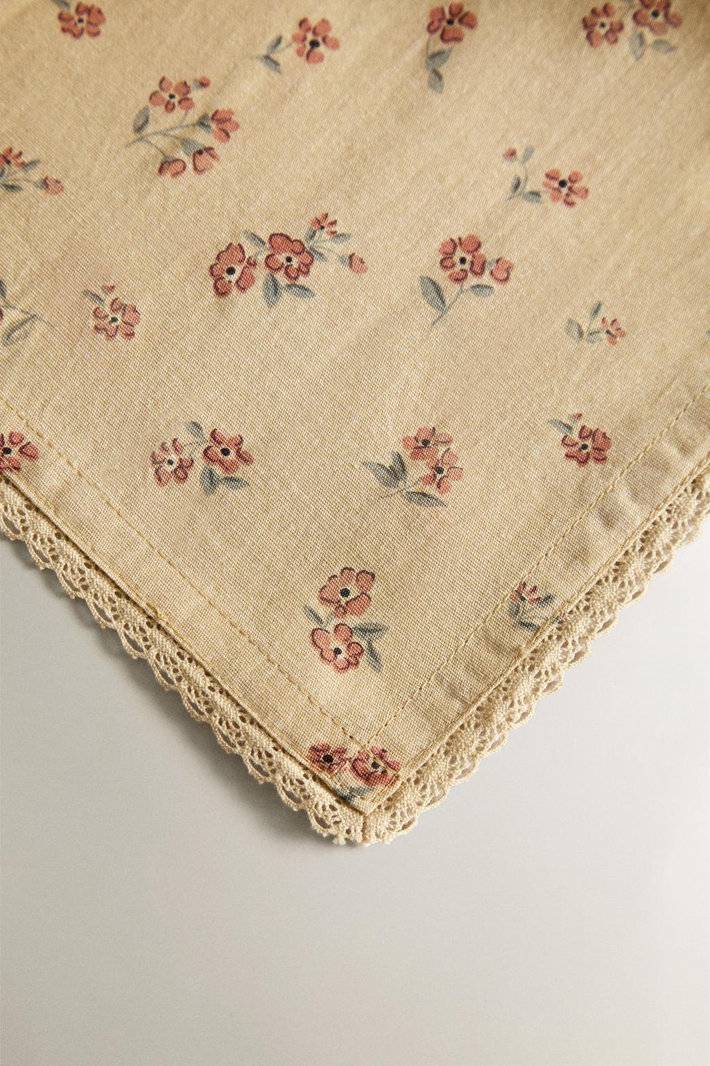 Скатерть с ромашками и кружевной отделкой