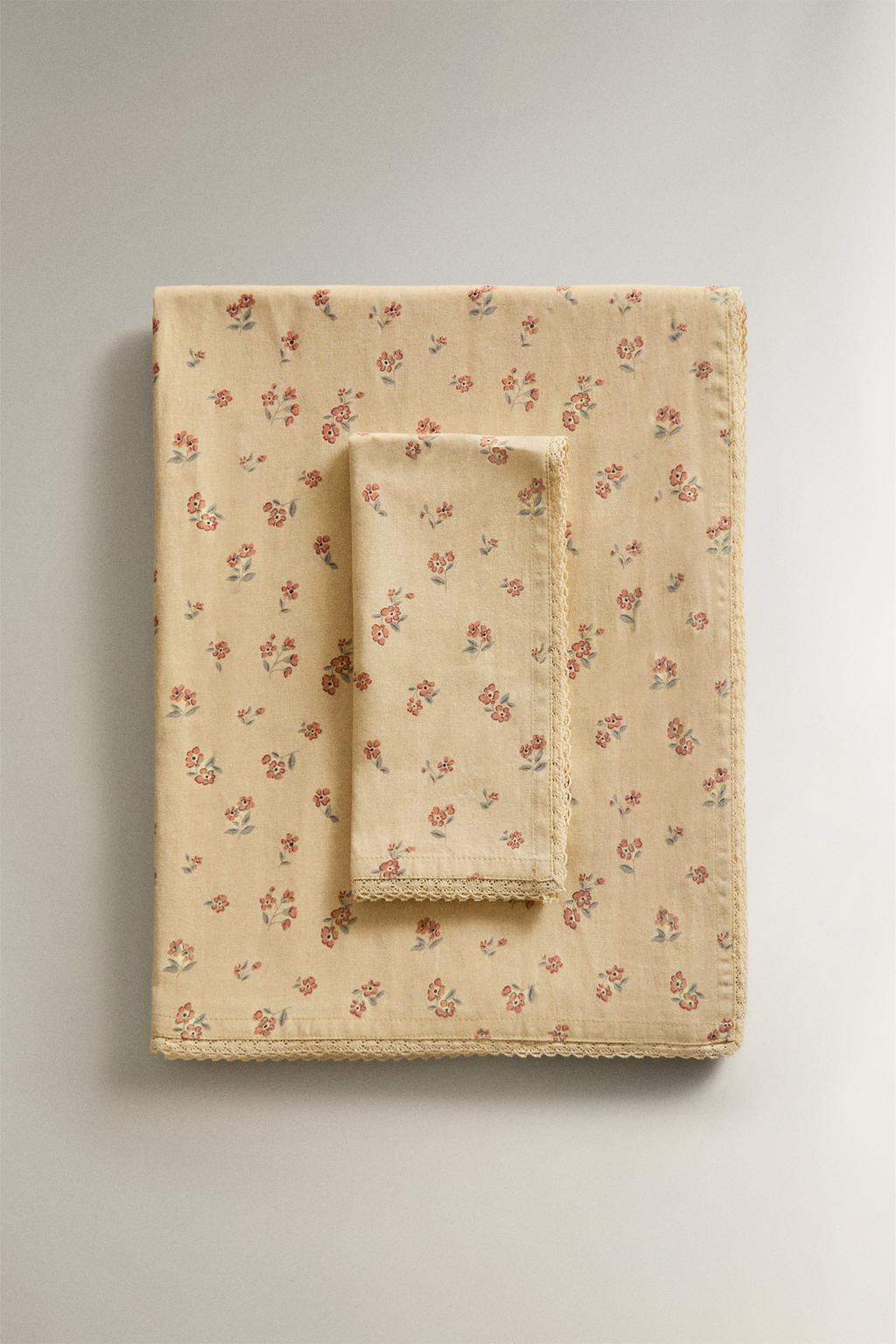 Скатерть с ромашками и кружевной отделкой