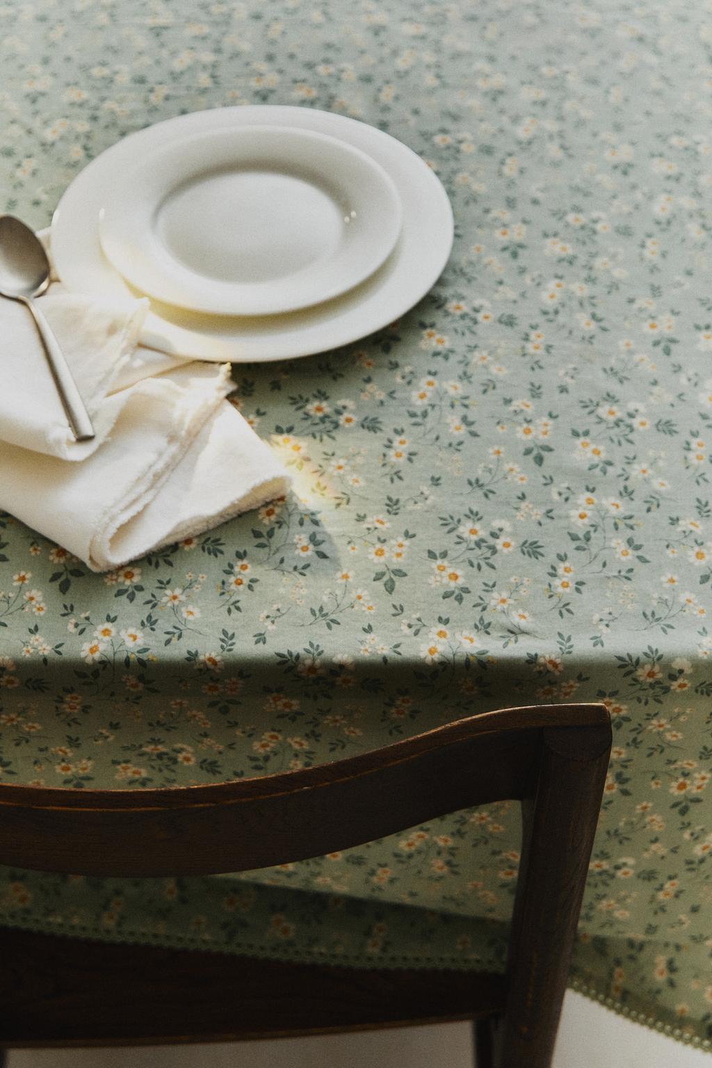 Скатерть с цветами и кружевным краем