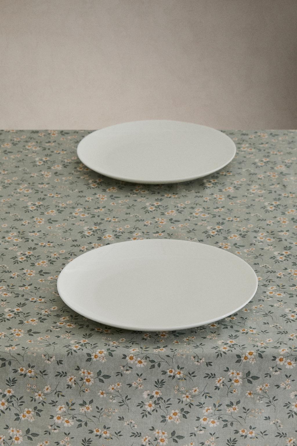 Скатерть с цветами и кружевным краем