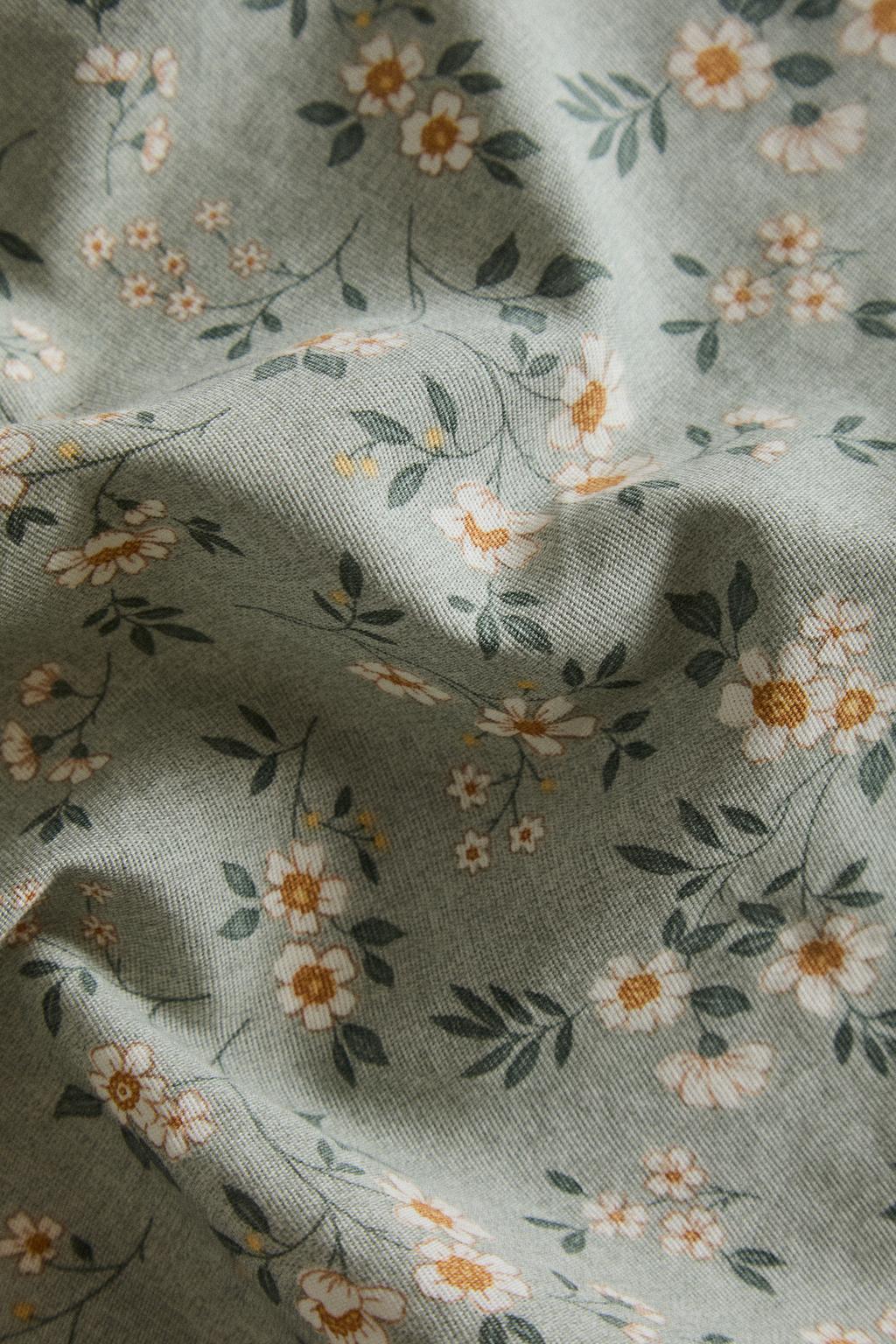 Скатерть с цветами и кружевным краем