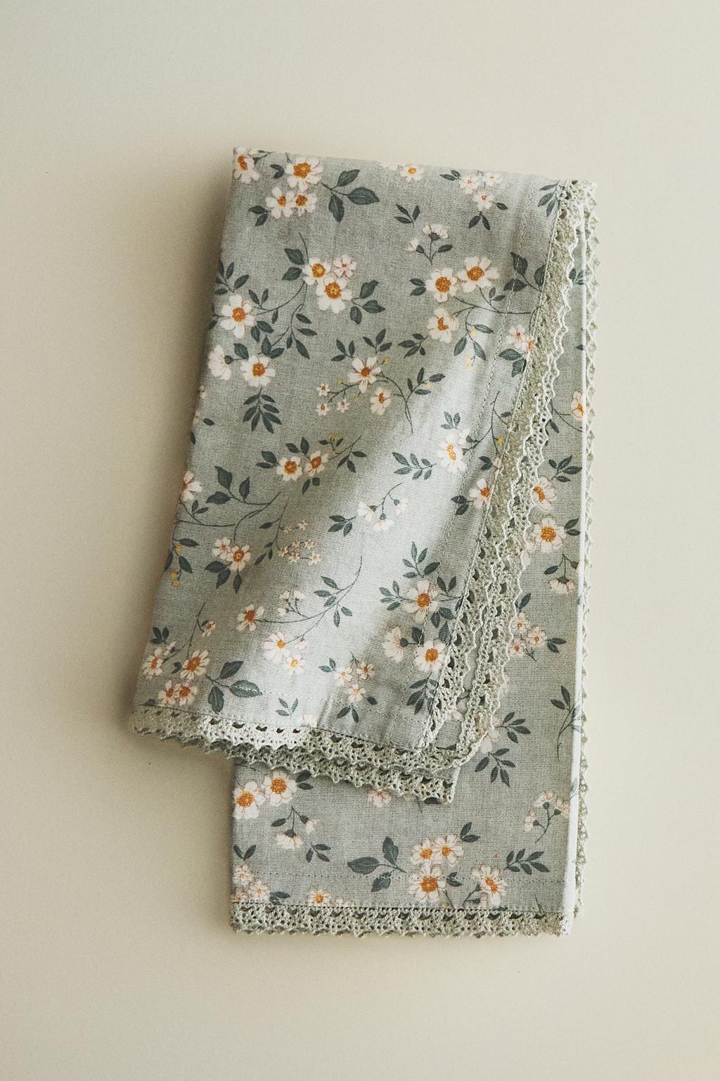 Набор салфеток с цветами на краю и кружевным краем (набор из 2 шт.)