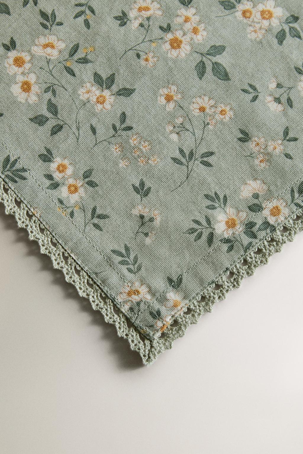 Набор салфеток с цветами на краю и кружевным краем (набор из 2 шт.)