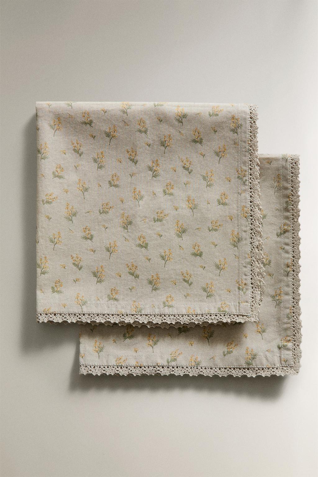 Набор салфеток с дикоцветами и кружевным краем (набор из 2 шт.)