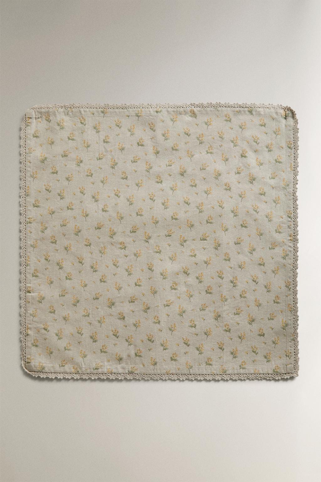 Набор салфеток с дикоцветами и кружевным краем (набор из 2 шт.)