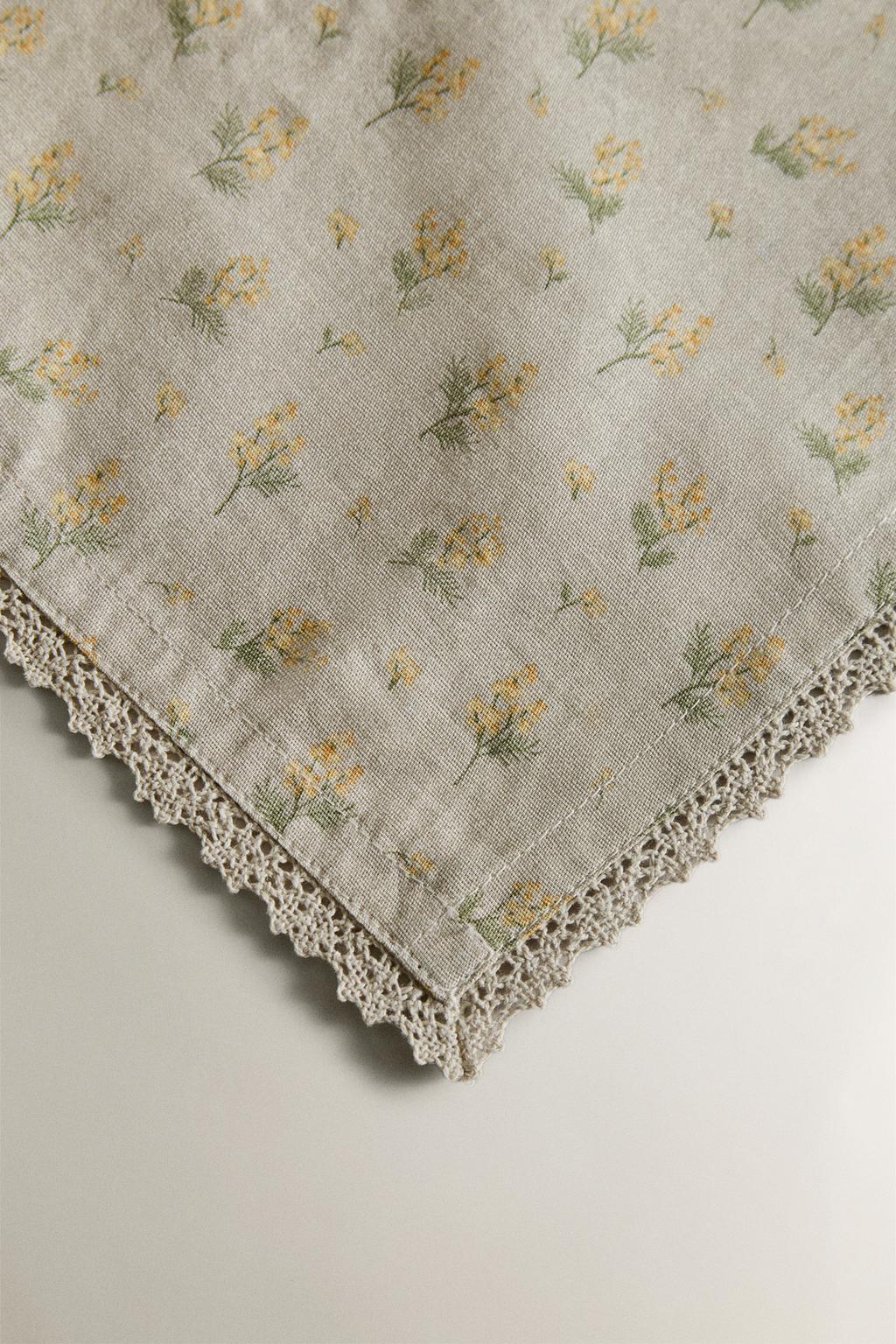 Набор салфеток с дикоцветами и кружевным краем (набор из 2 шт.)