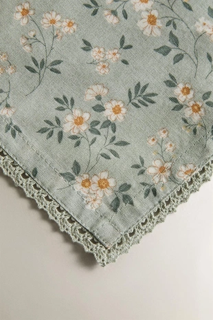 Дорожка для стола диковинные цветы с кружевным краем