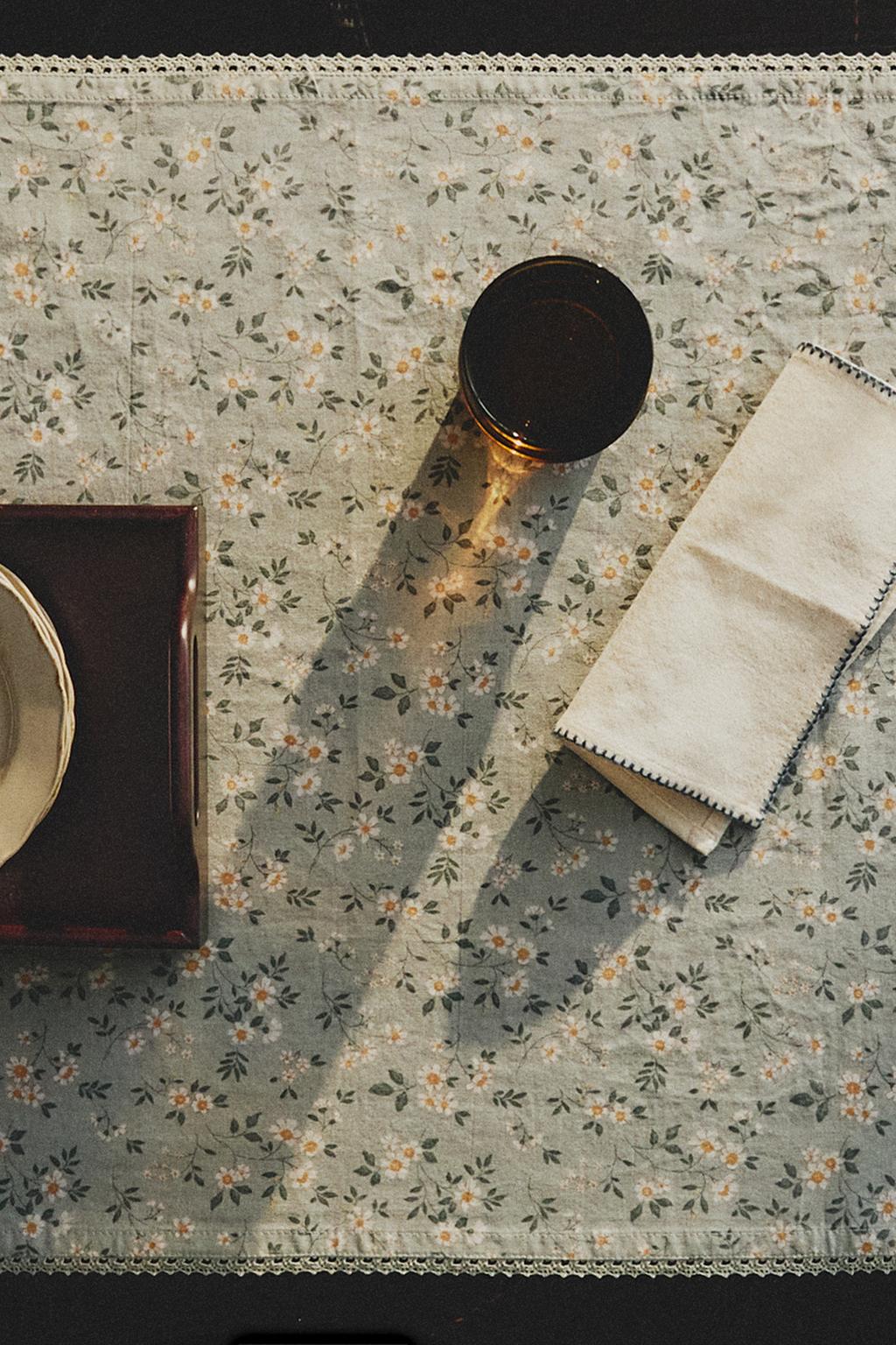 Дорожка для стола диковинные цветы с кружевным краем