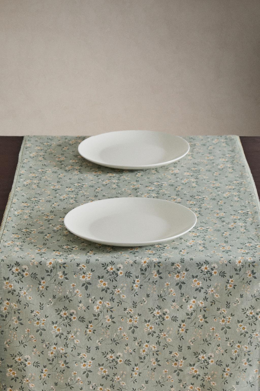 Дорожка для стола диковинные цветы с кружевным краем