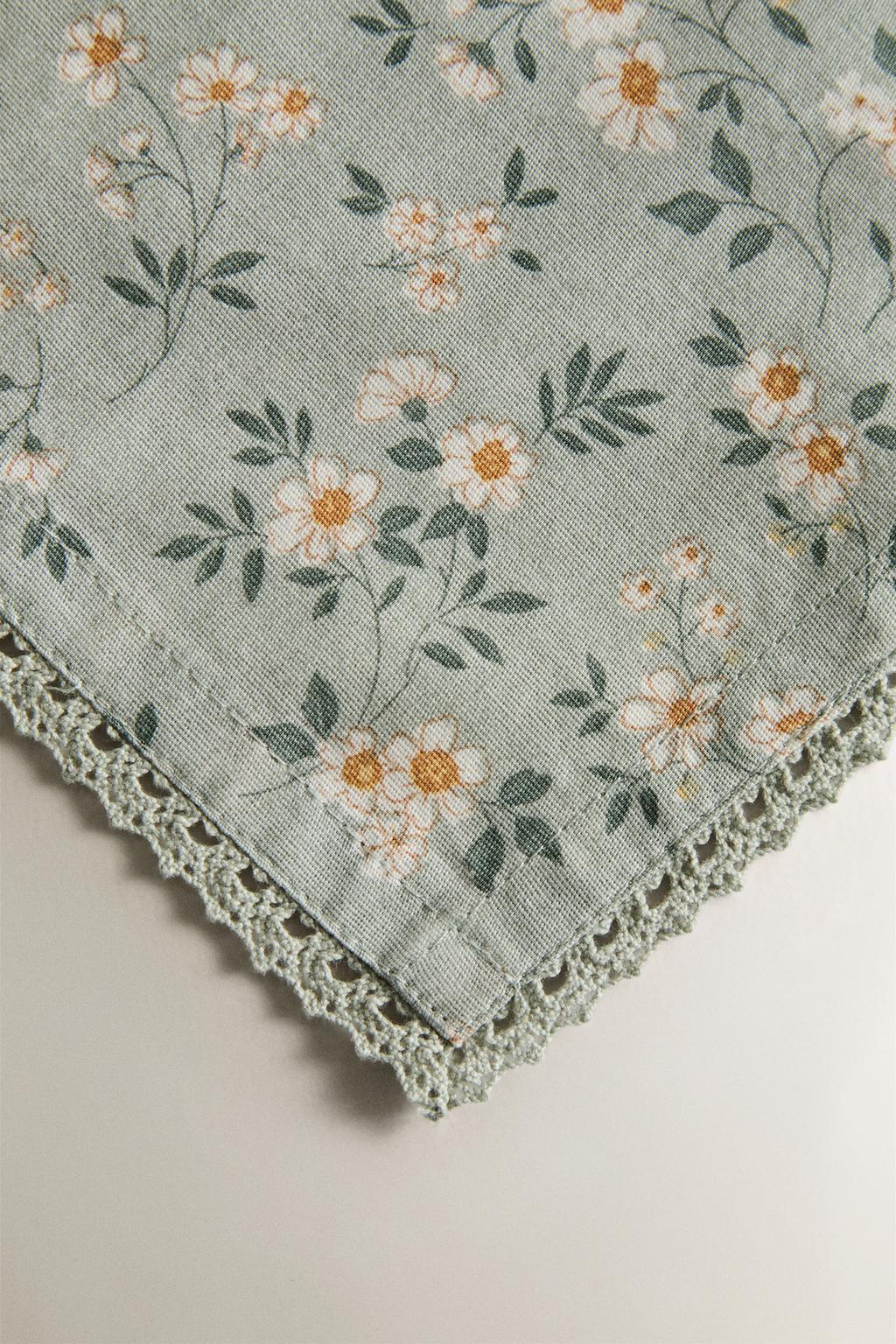 Дорожка для стола диковинные цветы с кружевным краем