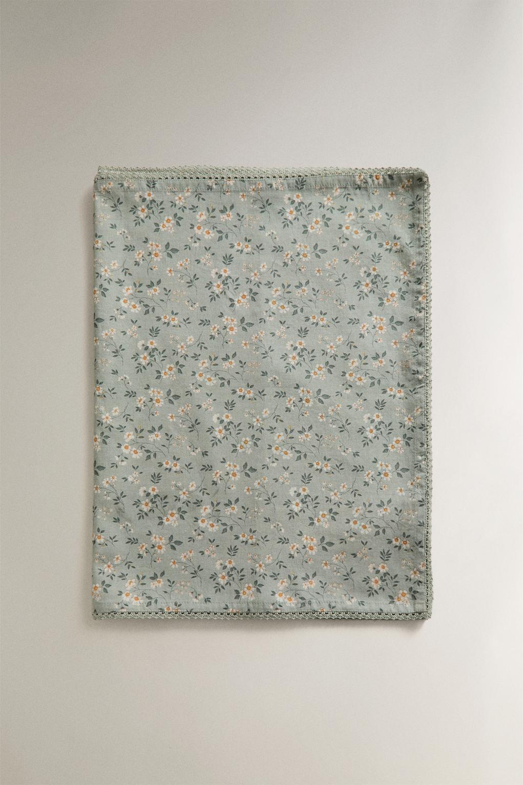 Дорожка для стола диковинные цветы с кружевным краем