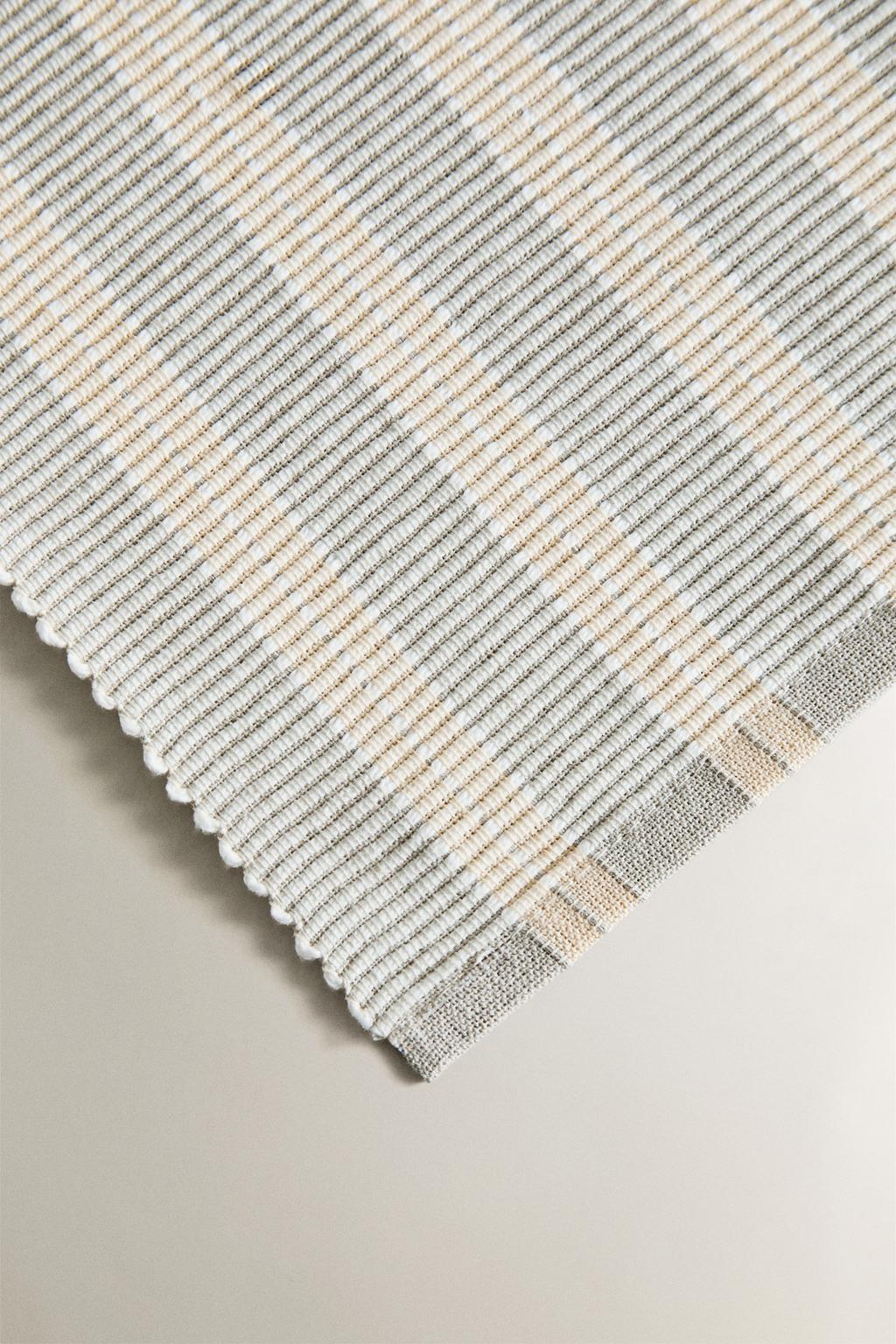 Полосатый покрывало на стол