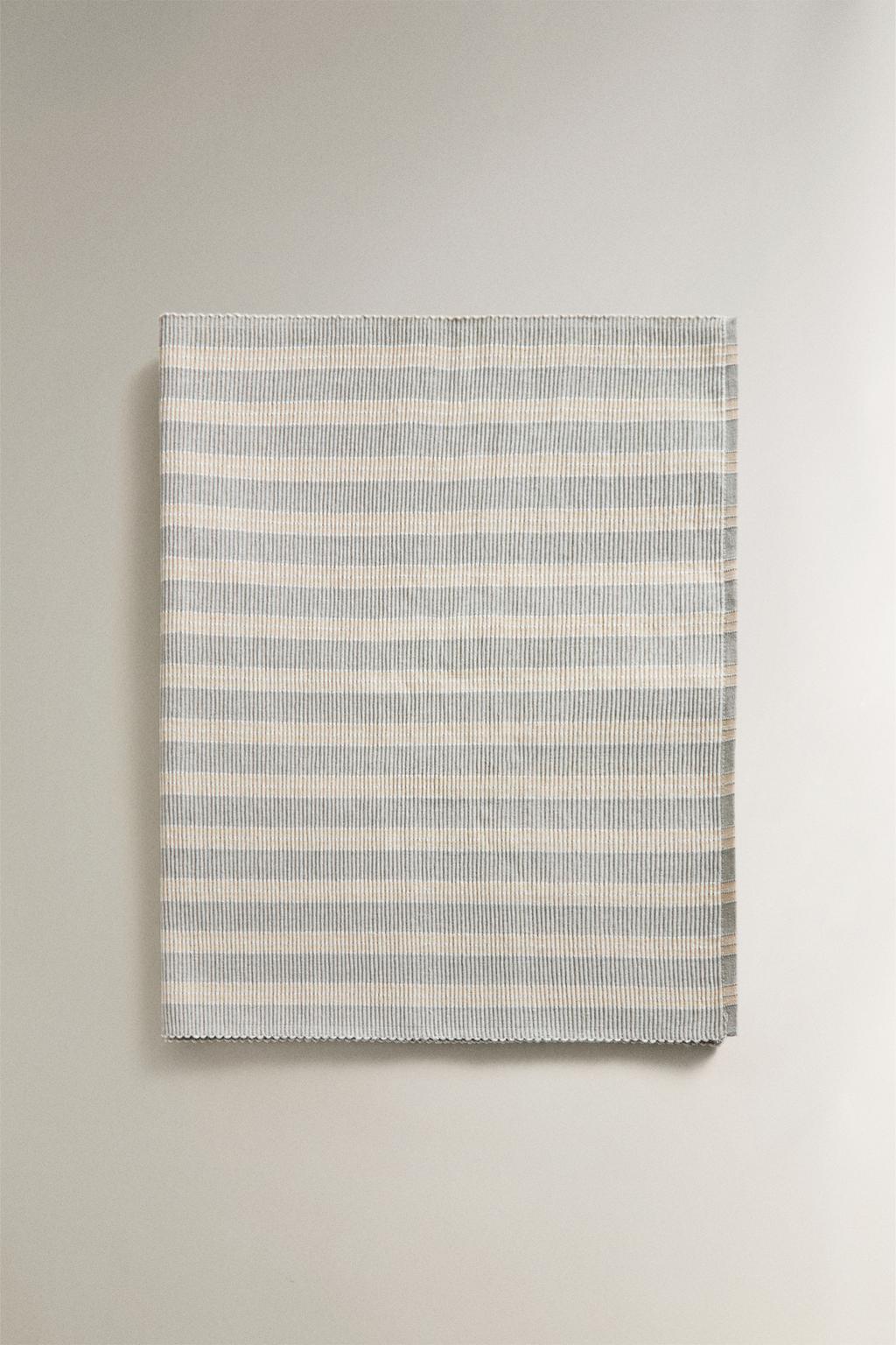 Полосатый покрывало на стол