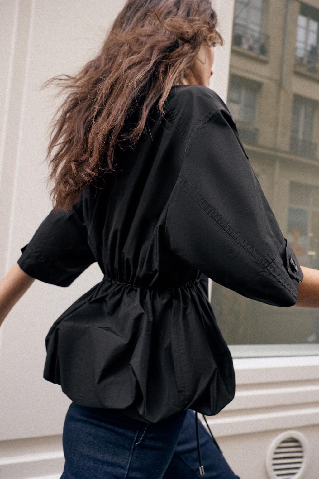 ПАРКА С КОРОТКИМИ РУКАВАМИ И ОБЪЕМНЫМ ПОДОЛОМ