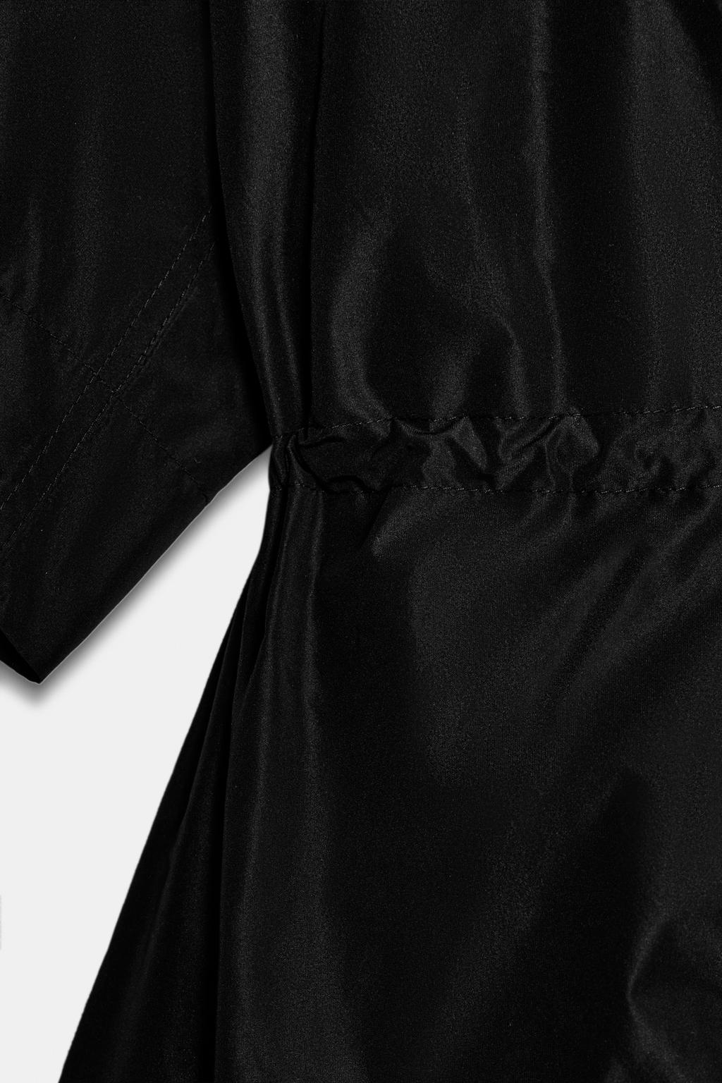 ПАРКА С КОРОТКИМИ РУКАВАМИ И ОБЪЕМНЫМ ПОДОЛОМ