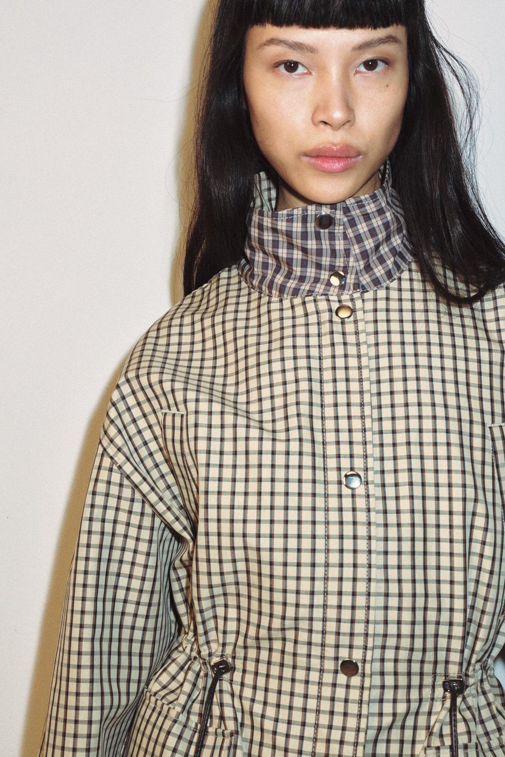 КУРТКА В КЛЕТКУ С ВЫСОКИМ ВОРОТНИКОМ