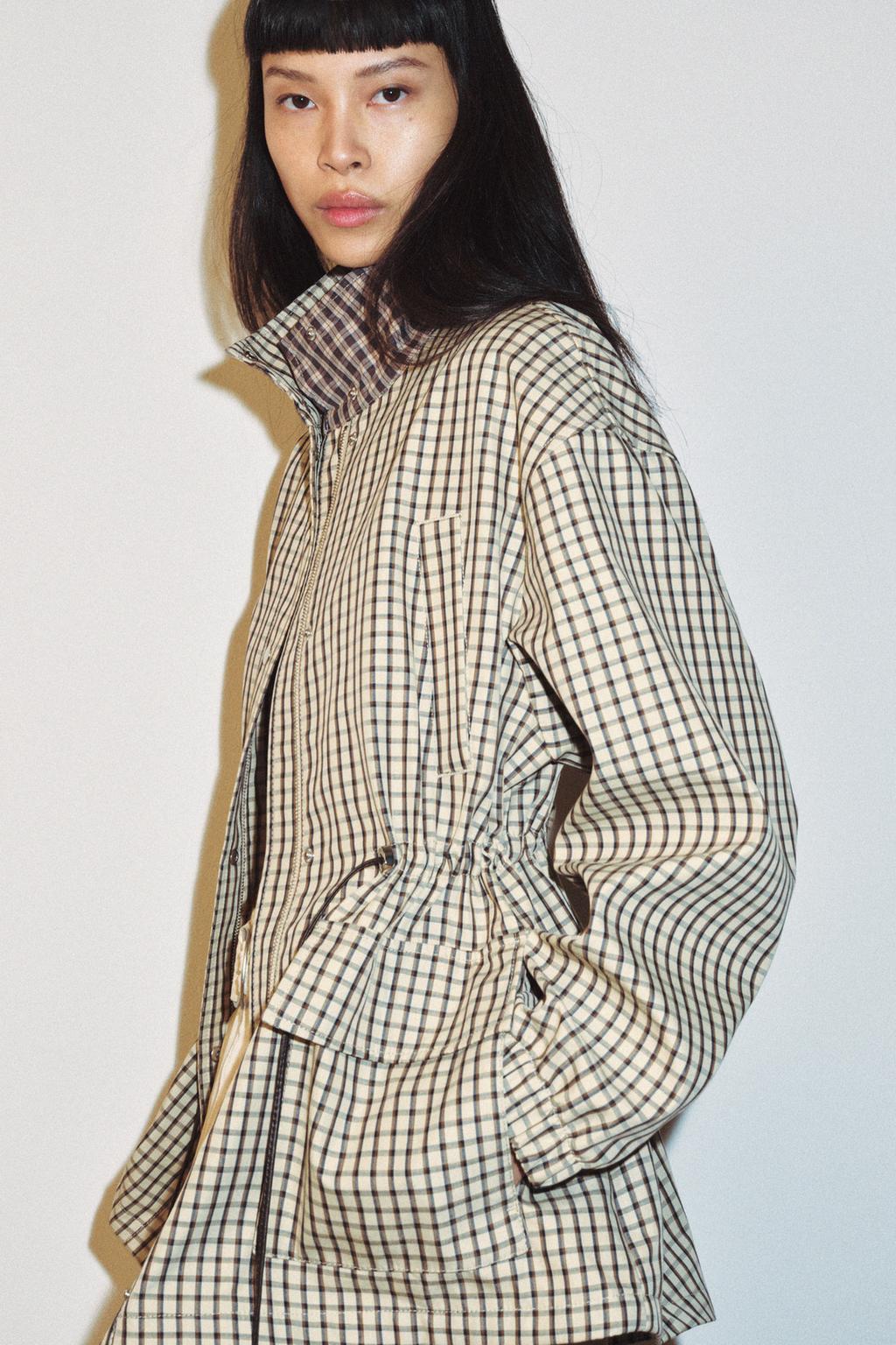 КУРТКА В КЛЕТКУ С ВЫСОКИМ ВОРОТНИКОМ