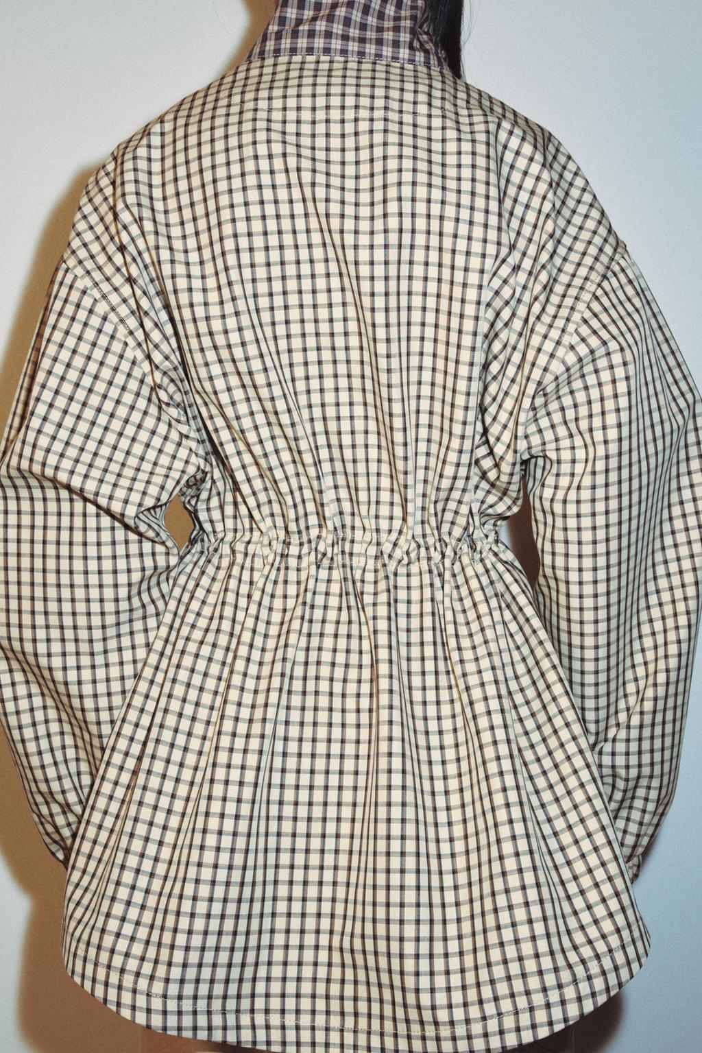 КУРТКА В КЛЕТКУ С ВЫСОКИМ ВОРОТНИКОМ