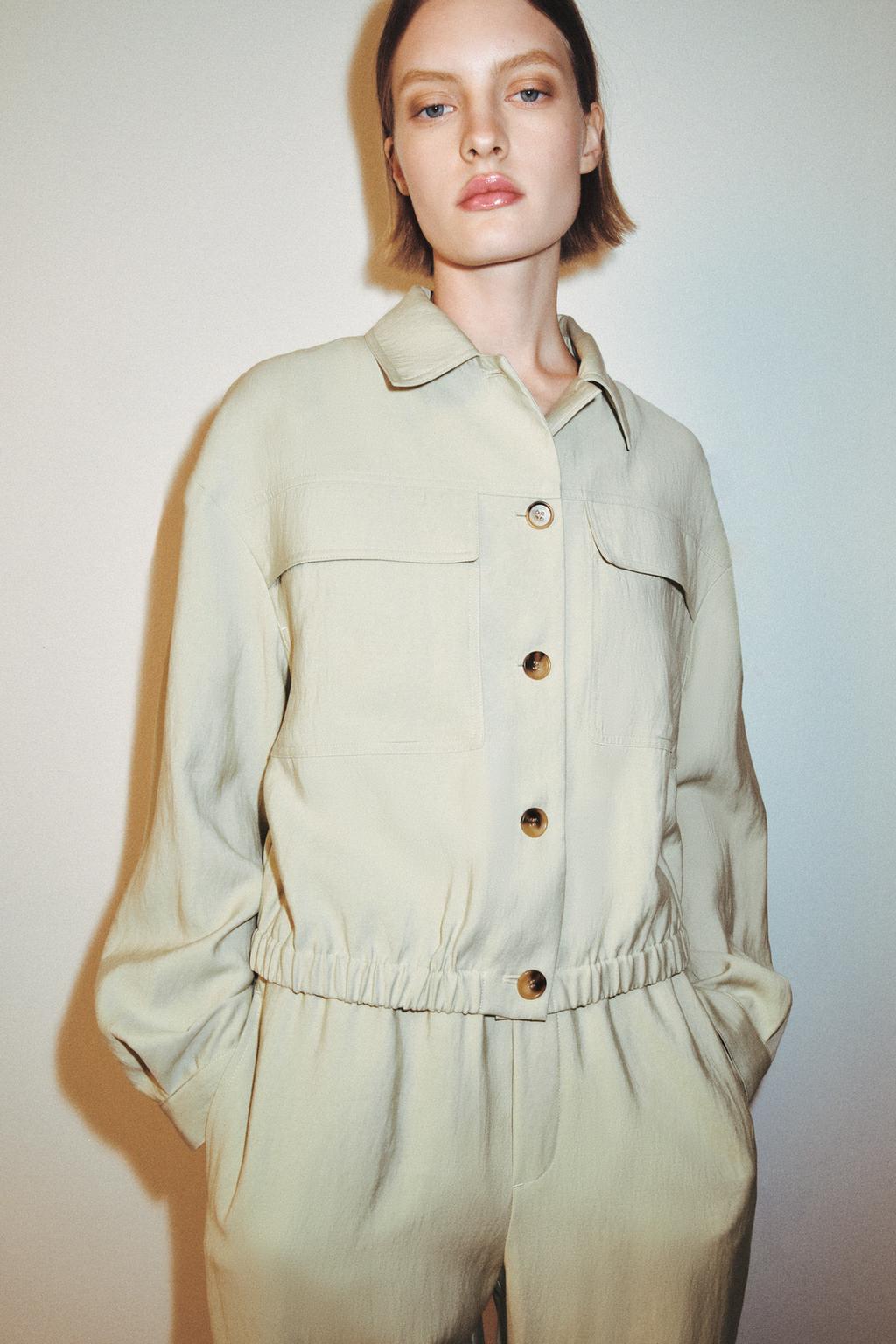 УКОРОЧЕННАЯ КУРТКА С НАКЛАДНЫМИ КАРМАНАМИ