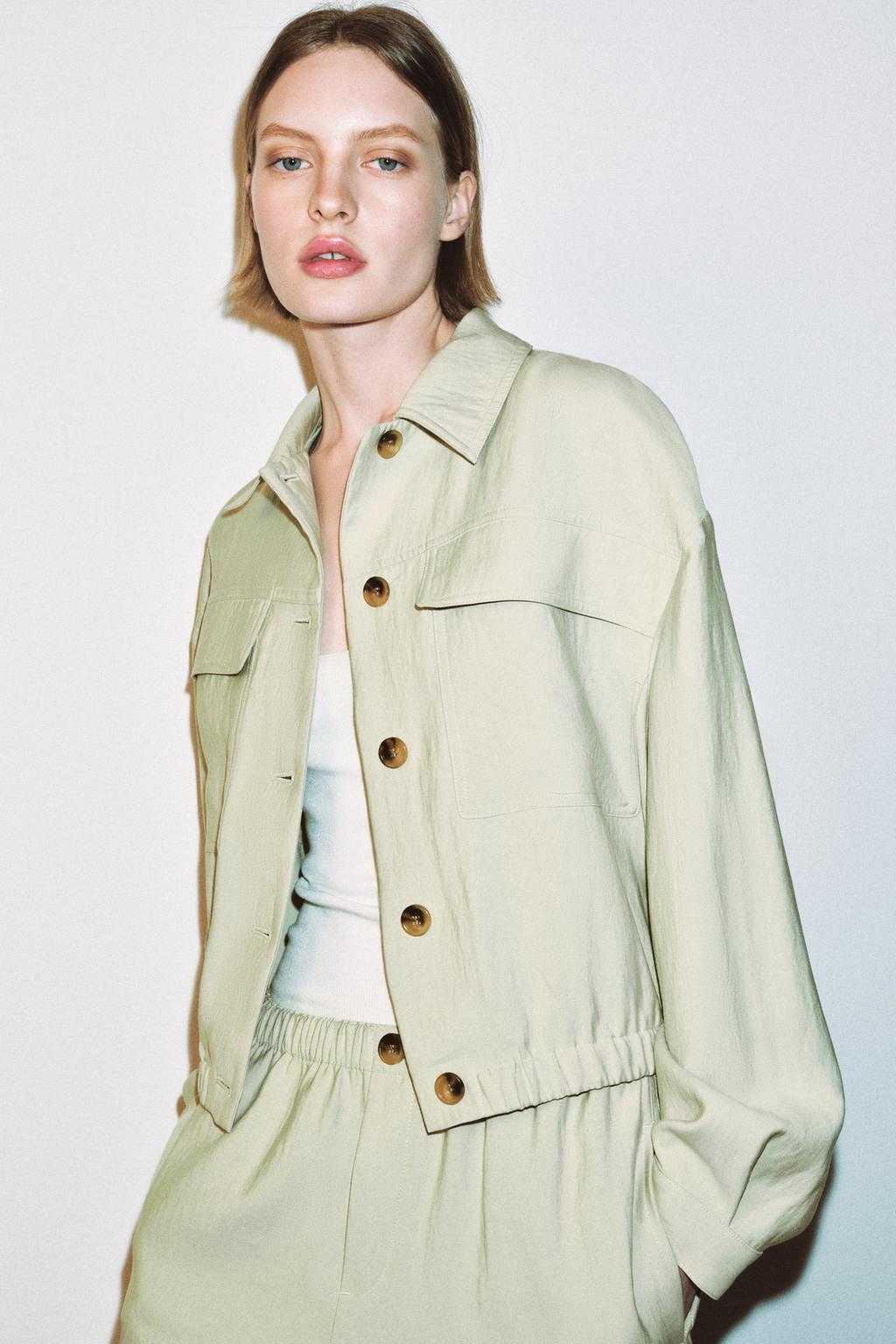 УКОРОЧЕННАЯ КУРТКА С НАКЛАДНЫМИ КАРМАНАМИ