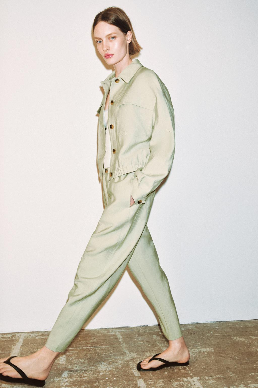 УКОРОЧЕННАЯ КУРТКА С НАКЛАДНЫМИ КАРМАНАМИ