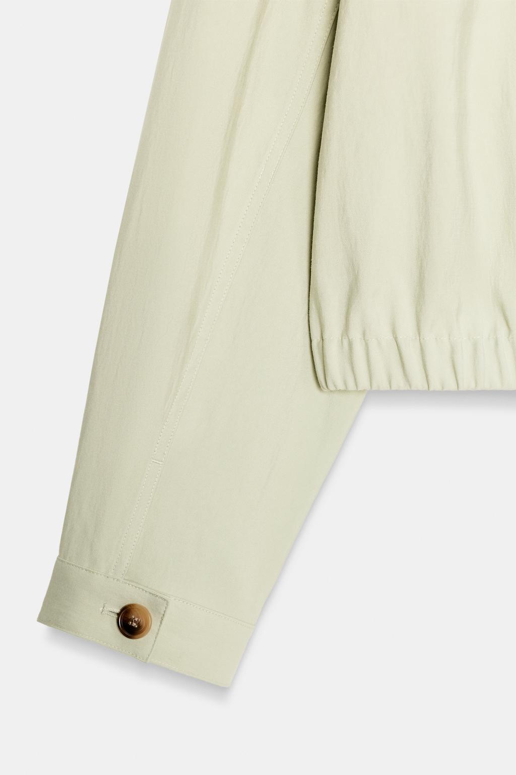 УКОРОЧЕННАЯ КУРТКА С НАКЛАДНЫМИ КАРМАНАМИ