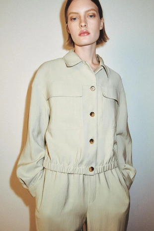 Укороченная куртка с накладными карманами- Заказать в России