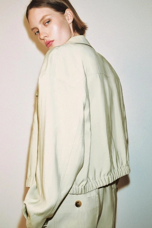 Укороченная куртка с накладными карманами- Заказать в России