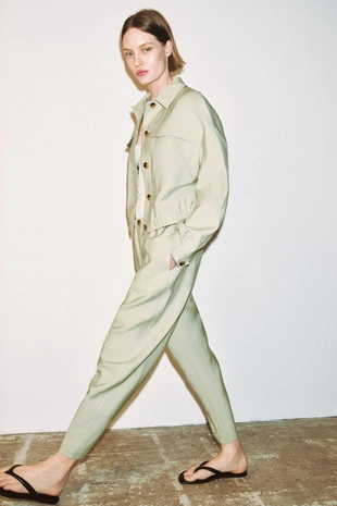 Укороченная куртка с накладными карманами- Заказать в России