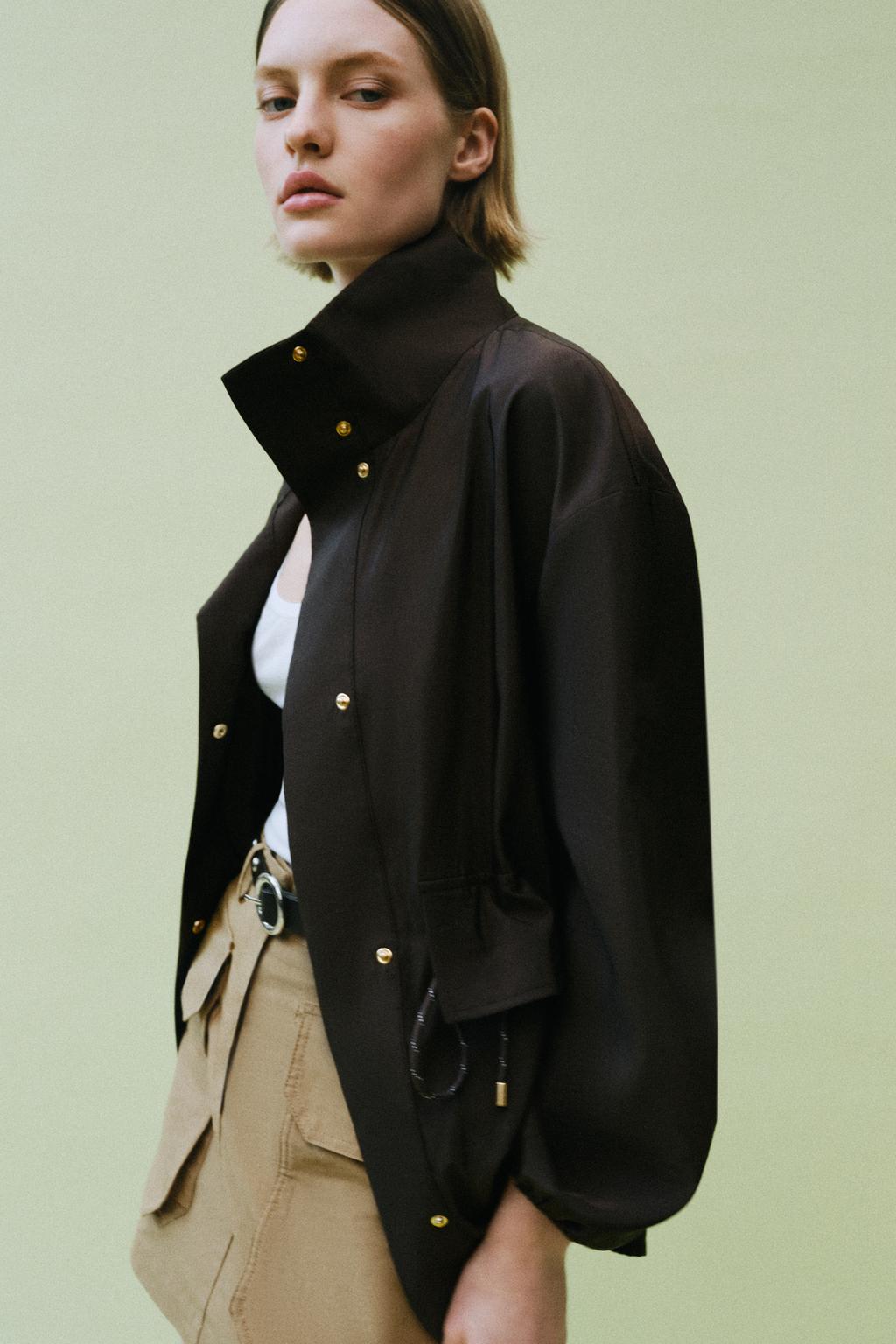 КУРТКА С ВОРОТНИКОМ-СТОЙКОЙ И РЕГУЛИРУЕМОЙ ТАЛИЕЙ