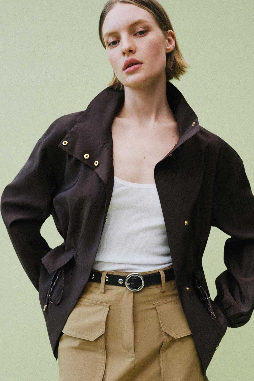 КУРТКА С ВОРОТНИКОМ-СТОЙКОЙ И РЕГУЛИРУЕМОЙ ТАЛИЕЙ