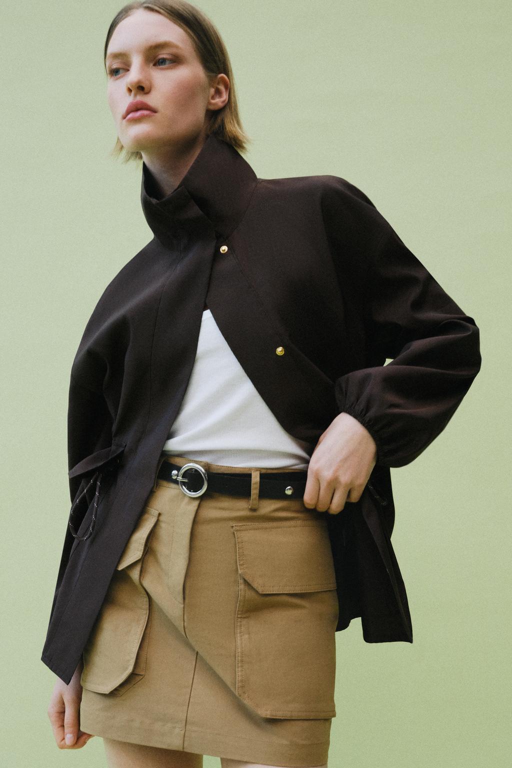 КУРТКА С ВОРОТНИКОМ-СТОЙКОЙ И РЕГУЛИРУЕМОЙ ТАЛИЕЙ